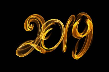 Mutlu yeni yıl 2019 izole numaraları yazı ile yazılı alev ateş veya siyah arka plan üzerine duman