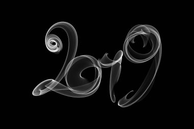 Mutlu yeni yıl 2019 izole numaraları yazı ile yazılı alev ateş veya siyah arka plan üzerine duman