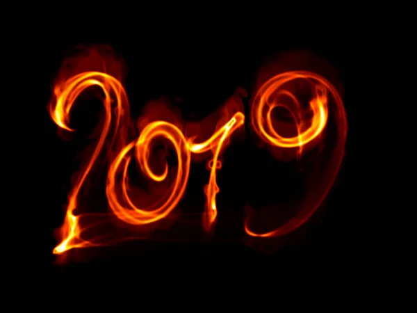 Frohes neues Jahr 2019 isolierte Zahlen Schriftzug mit weißer Feuerflamme oder Rauch auf schwarzem Hintergrund geschrieben — Stockfoto