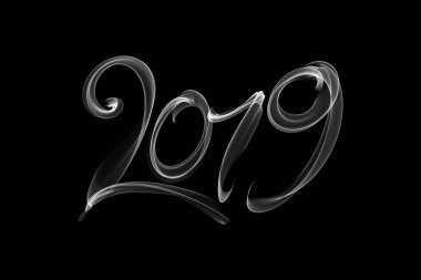 Mutlu yeni yıl 2019 izole numaraları yazı ile yazılı alev ateş veya siyah arka plan üzerine duman