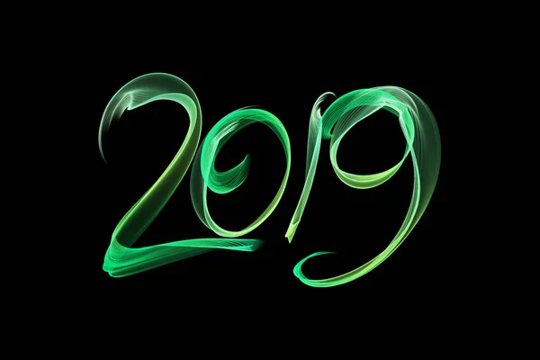 Šťastný nový rok 2019 izolovaná čísla nápis psaný s oheň plamen nebo kouřit na černém pozadí — Stock fotografie