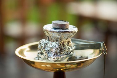 Hindistan cevizi relax ve shisha duman için kömür ile modern nargile