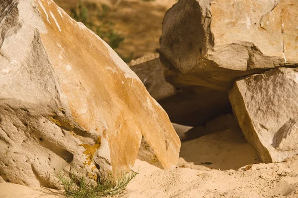 Осадочный песок и треснувшие камни на песчаном скалистом пляже с огромными слоями грунтовой пыли грязь камень и скала, текстура и песка — стоковое фото