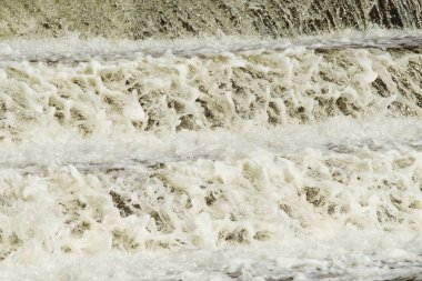Donmuş Waterflow. Rock cascades akan su. Dağ nehir rapids görünümü bahar
