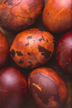 Paskalya yumurtaları ahşap arka plan üzerinde. Boyalı kahverengi noktalar ve çatlaklar. Seçici odak makro ile sığ Dof vurdu