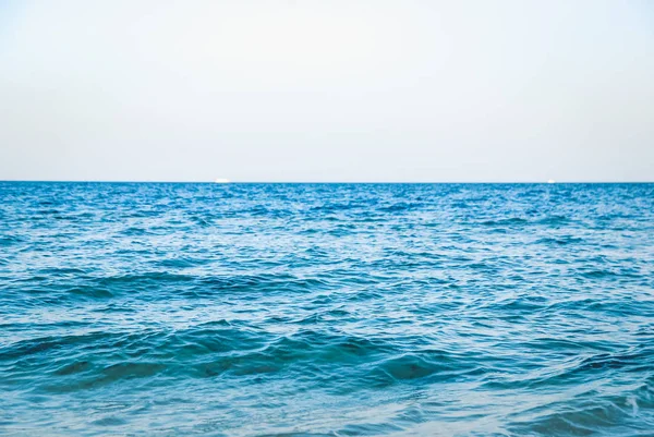 Schöne ruhige klare türkisfarbene Meeresoberfläche mit Wellen und niedrigen Wellen auf Meereslandschaft Hintergrund mit Himmel. Copyspace für Ihren Text — Stockfoto