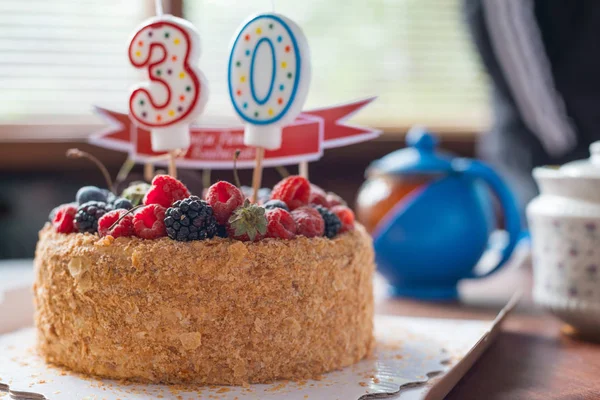 Frambozen de cake van de kindverjaardag van het blackberry met kaarsen nummer 30 op intreepupil achtergrond. Selectieve aandacht macro geschoten met ondiepe Dof — Stockfoto