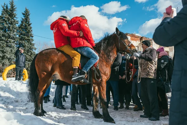 MOSCOW REGION, FRYAZINO, GREBNEVO ESTATE - 09 DE MARZO DE 2019: Samy Naceri estrella francesa y actor de películas de Taxi y su hermano Bibi Nacery montan un caballo frente a una gran multitud visitando el Grebnevo — Foto de Stock