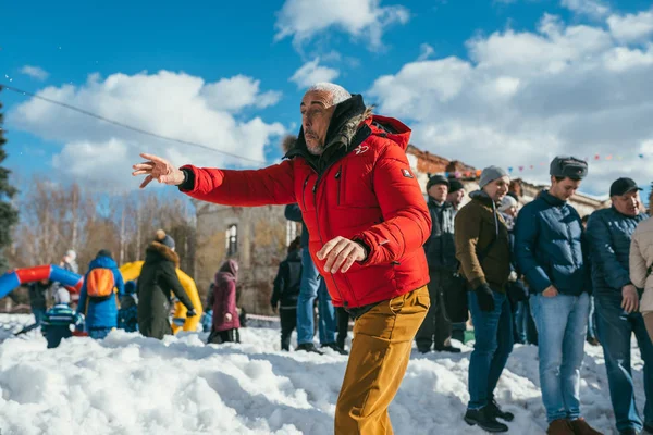 REGIÓN DE MOSCÚ, FRYAZINO, GREBNEVO ESTATE - 09 DE MARZO DE 2019: Larbi Bibi Naceri Estrella, actor y director francés jugando bolas de nieve con niños locales que visitan la finca Grebnevo durante la celebración de Maslenitsa — Foto de Stock