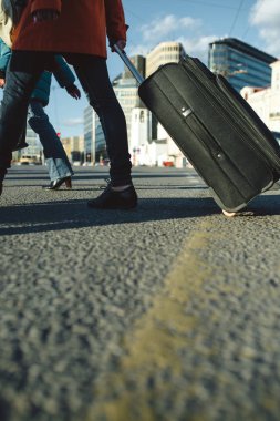 Alt çerçeve ile bir çanta taşıyan ve istasyonu veya Havaalanı için acele bir kız