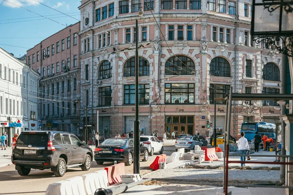 МОСКВА, РОССИЯ - 14 августа 2015 г. рабочие уложили плитку на дорожном покрытии Мясницкой улицы 8-2 — стоковое фото