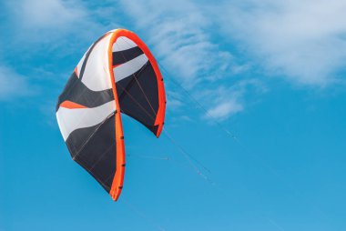 renkli kitesurfing mavi gökyüzü arka plan üzerinde yelken