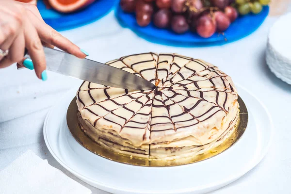 Dames handen snijden hele esterhazy torte taart met mes. Authentieke recept, Hongaarse en Oostenrijkse dessert, weergave above, close-up — Stockfoto