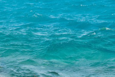 Geniş çekim güzel açık turkuaz deniz okyanus su yüzeyi ile düşük dalgalanmalar ve ince dalgalar deniz manzarası arka plan, yatay resim üzerinde. Tatil seyahat arka plan boşaltmak metniniz için ile