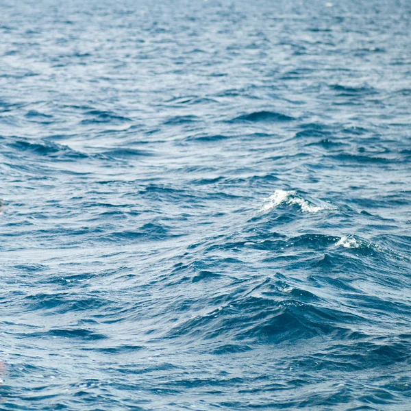 Wide shot of a beautiful clear turquoise sea ocean water surface with low ripples and subtle waves on seascape background, horizontal picture. Vacation travel background with copyspace for your text — Stock Photo, Image