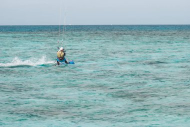 profesyonel kiter okyanusa büyük bir hızla su yüzeyine kayma. Arkadan görünüş arkasında geniş atış