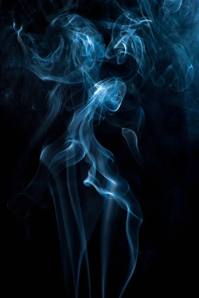 검은 배경-매크로 사진에 아름 다운 연기 — 스톡 사진