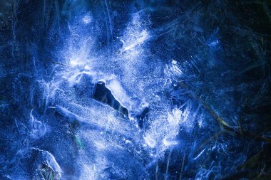 Donmuş kalın katı parlayan ışık ile buz tabakası çatlaklar ağ