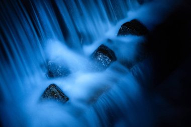 spot ışıklarla aydınlatılan bir şelalenin uzun pozlama çekimi