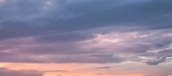 Natuurlijke achtergrond van kleurrijke rode lucht tijdens zonsondergang tijd — Stockfoto