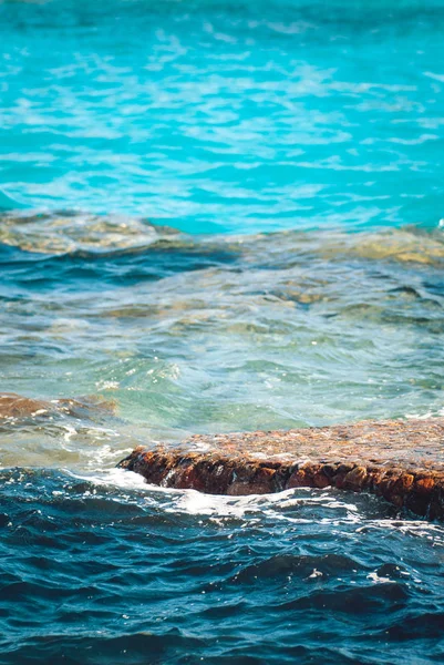 Vacker klar turkos havsvatten yta med ringar och ljus stänk på sten Seascape bakgrund, horisontell bild — Stockfoto
