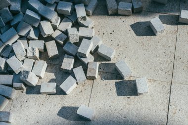 Modern parke taşı kaldırım yakın çekim soyut arka plan. İnşaat yenileme konsepti. Güneşle aydınlatılan tuğla yığını