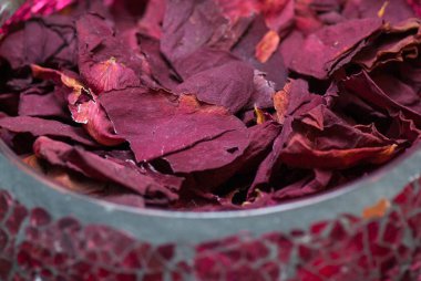 Çay için kurutulmuş gül yaprakları, alternatif tıp, cam el yapımı tencere içinde pot-pourri