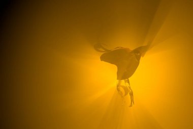 Karanlık arka planda siyah battaniye örtüsüyle kaplı uçan hayalet çocuk figürü. Cadılar Bayramı 3 boyutlu illüstrasyon