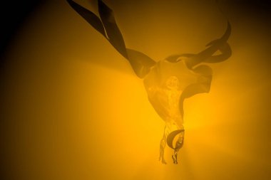 Karanlık arka planda siyah battaniye örtüsüyle kaplı uçan hayalet çocuk figürü. Cadılar Bayramı 3 boyutlu illüstrasyon