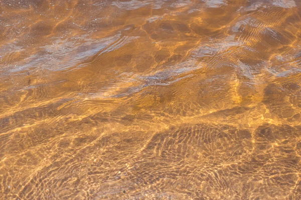 Sable doré de la plage sous l'eau claire de la mer — Photo