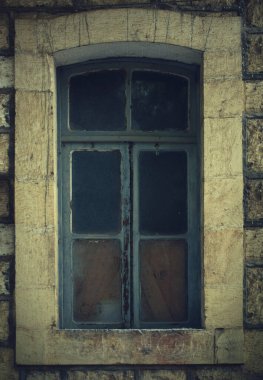Eski, ürkütücü, gizemli pencere