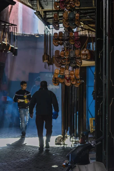マラケシュ モロッコ 2017 メディナのスークの一部の人々 のビュー 西アジア 北アフリカの都市ではスークやスーク 市場または商業四半期 — ストック写真