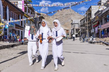 Üç genç Müslüman kız Leh, Hindistan bir sokakta yürümek