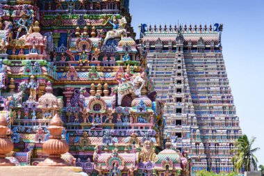 Gopurams Sri Ranganathaswamy Tapınağı, Hindistan. Bir anıtsal gatehouse kule, genellikle süslü, genellikle Güney Hindistan'da bulunan bir Hindu Tapınağı girişindeki bir Gopuram olduğunu
