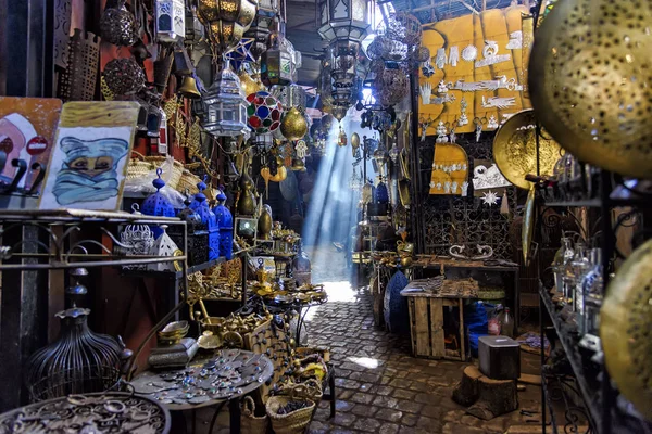 摩洛哥马拉喀什 2017年12月30日 Haddadine 露天市场的一条狭窄通道 集市或露天市场是西亚 北非和一些非洲角城市的集市或商业处所 免版税图库照片