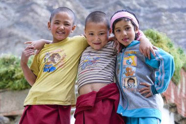 Ladakh, Hindistan - 17 Ağustos 2015: Genç ladakhi kızlar Thardot Choeling Rahibe Manastırı. Bir Budist rahibe manastırı katılmak için evden kaçmak için onların erken teens yılında kızlar için nadir değildir