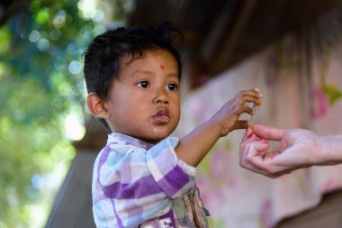 Koh Ker, Kamboçya - 02 Ocak 2017: Koh Ker ünlü arkeolojik bir turist tarafından sunulan bir aperatif almak bir çocuk portresi