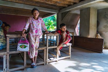 Lolei, Kamboçya - 04 Ocak 2017: Genç öğrenciler sınıfta kırsal Lolei köyü. Ne zaman onlar are elde edilebilir öğretim rahipler yerel Tapınağı ve gönüllüler tarafından yürütülen
