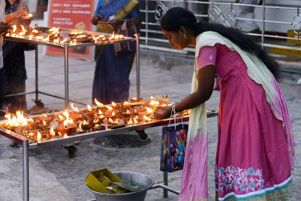 Chennai Indie Srpna 2018 Lehká Žena Svíčkou Lord Shani Svatyně — Stock fotografie