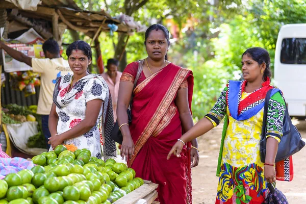 Divithotawela Srí Lanka Srpna 2017 Tři Neznámé Ženy Tradičním Oblečení — Stock fotografie