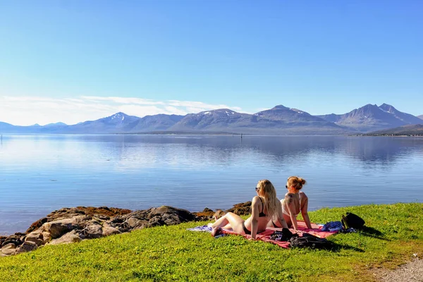 挪威特罗姆瑟 2016年8月18日 两名身份不明的女孩在特罗姆瑟南部海滩晒太阳 特罗姆瑟是挪威北部最大的城市地区 也是北极圈以北第三大城市 — 图库照片