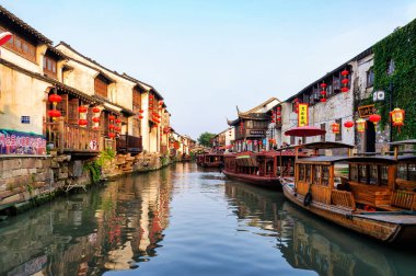 Suzhou, Çin - 12 Ağustos 2011: Kağıt fener ve ahşap tekneler ile tipik evleri ortasında bir kanal. Suzhou kez 