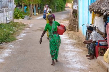 Kumbakonam, Hindistan - 21 Ağustos 2018: bir pot ile bir ülke köyde el yürüyen yaşlı Bayan