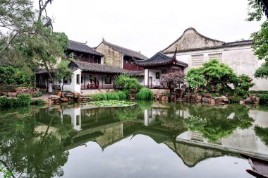 Suzhou, Çin - 12 Ağustos 2011: Ağlar Bahçe ustası Suzhou'da görüntüleyin. Bu Çin'deki en iyi bahçeleri arasında yer alıyor. Gusu bölge (eski adıyla Canglang bölgesi bulunur)