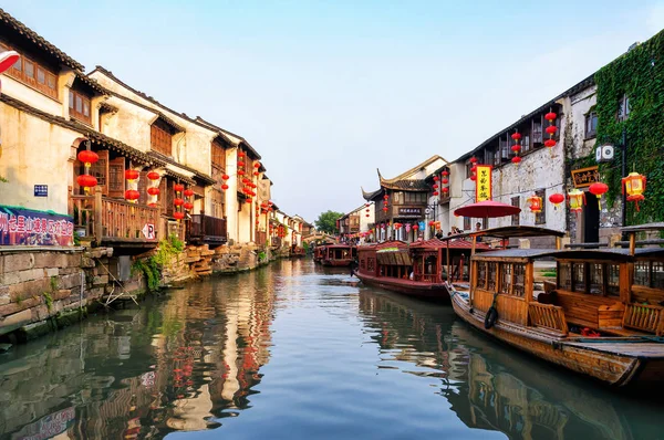 Suzhou Čína Srpna 2011 Canal Uprostřed Typické Domy Papírové Lucerny — Stock fotografie