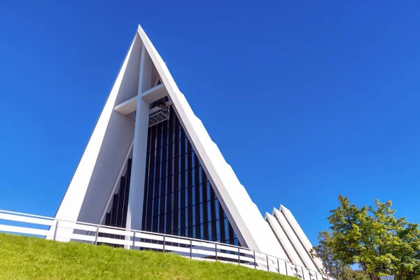 Tromso, Norveç - 18 Ağustos 2016: Minimalist beyaz Arctic kilise güneşli bir cephe. Kilisenin Tromso en önemli kiliselerde ile tasarımı biridir