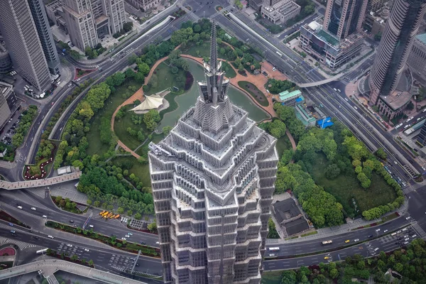 Lujiazui central verde y Jinmao torre superior en Shanghai, China — Foto de Stock