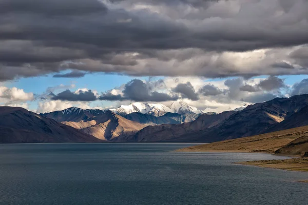 Stormachtige hemel over TSO Moriri Lake, India — Stockfoto