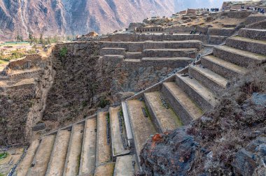 Ollantaytambo 'nun kutsal mekanı Peru' daki Pumatallis 'in İnka terasları. Inka İmparatorluğu döneminde, Ollantaytambo, şehri inşa eden ve bir tören merkezi kuran İmparator Pachacuti 'nin kraliyet mülküydü.