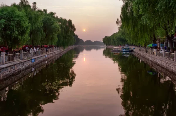 2011年8月8日 Yinding Bridgeから日没時にHouhai湖の景色 豊海湖と北京中心部の西城区の近所です ナイトライフで知られるようになりました — ストック写真